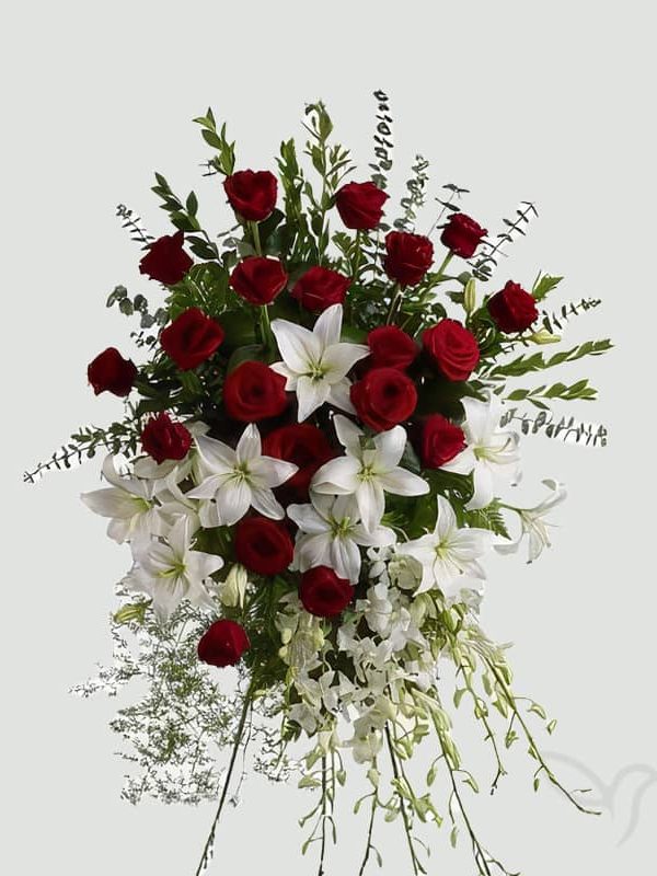 Lagrima de rosas rojas y lirios blancos